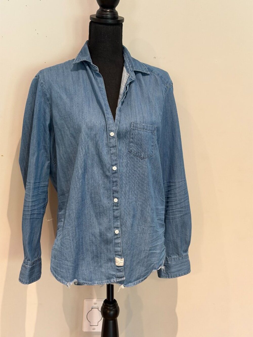 Frank & Eileen Eileen Chambray Button Down Shirt Medium